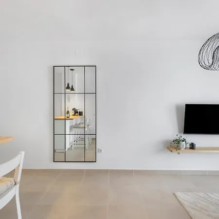 1bdr 150m From Sea With Workspace Appartamento *