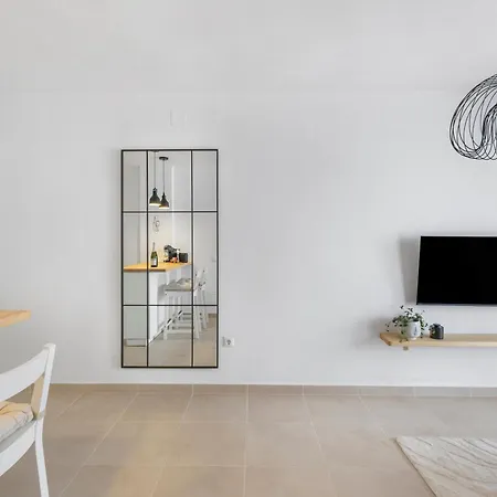 1bdr 150m From Sea With Workspace דירה טורבייחה