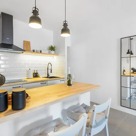 1bdr 150m From Sea With Workspace דירה טורבייחה